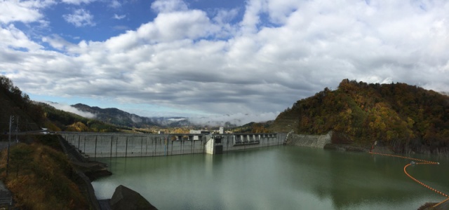 雲が低く立ち込めるダム周辺写真