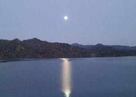 月影を映すシューパロ湖
