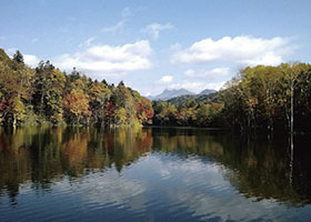 シューパロ湖の紅葉と夕張岳