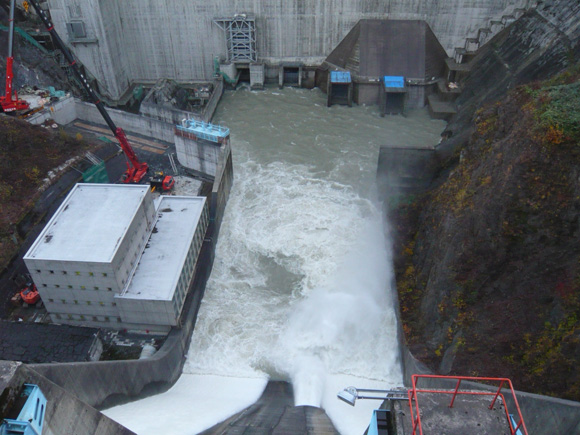 大夕張ダムより放流を行いながら、堤内仮排水路内を閉塞のためコンクリート打設写真1