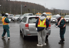 車両損傷状況を確認する様子