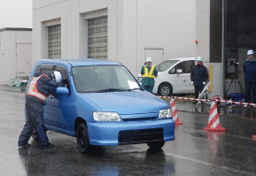 車両移動のため窓ガラスを破壊する様子