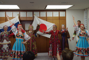 ロシアアンサンブルによる歌と踊りの様子