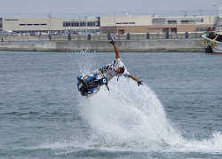 水上バイクの華麗なジャンプ