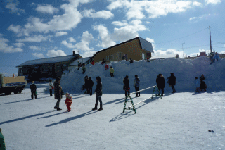 雪山も子供達にとっては滑り台